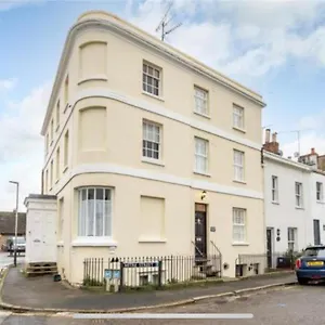 Unique & Stylish Town House, Holiday home Cheltenham